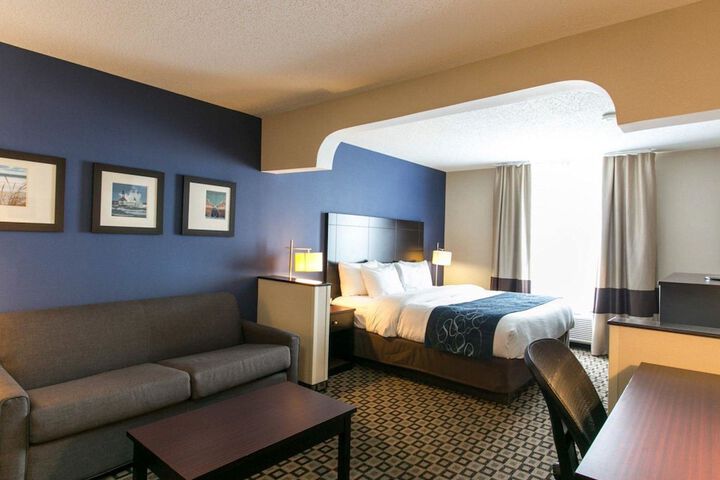 1 King Bed Accessible (2 of 8)