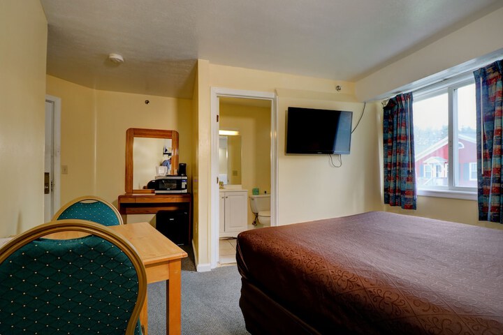 1 Queen Bed (8 of 11)