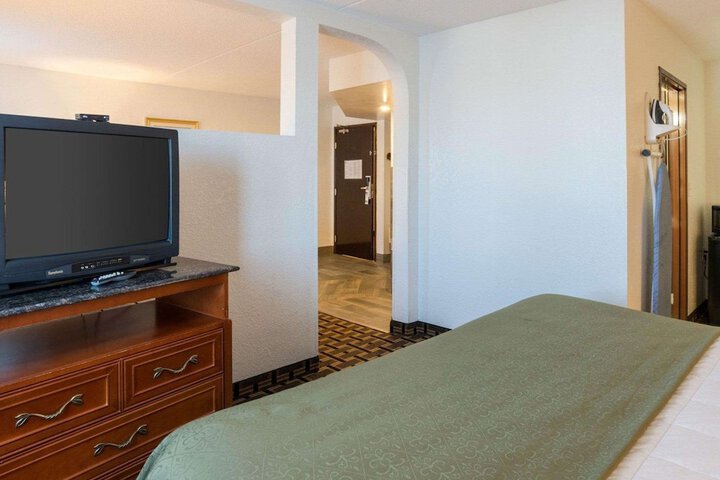 1 Queen Bed (9 of 11)
