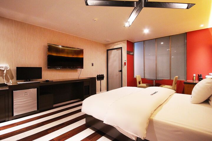 Room 6 of 13