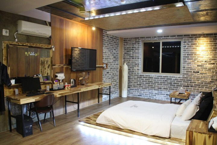 Room 25 of 34