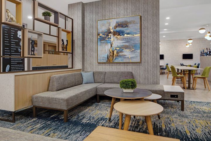 Lobby lounge
