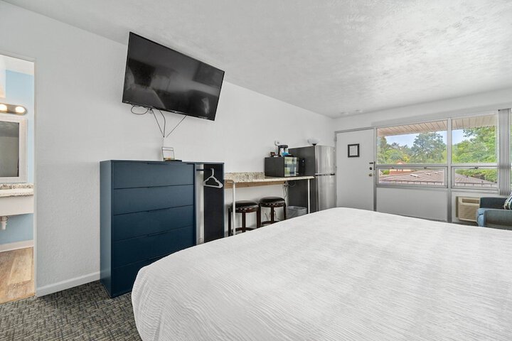 1 King Bed Ground Floor (5 of 16)