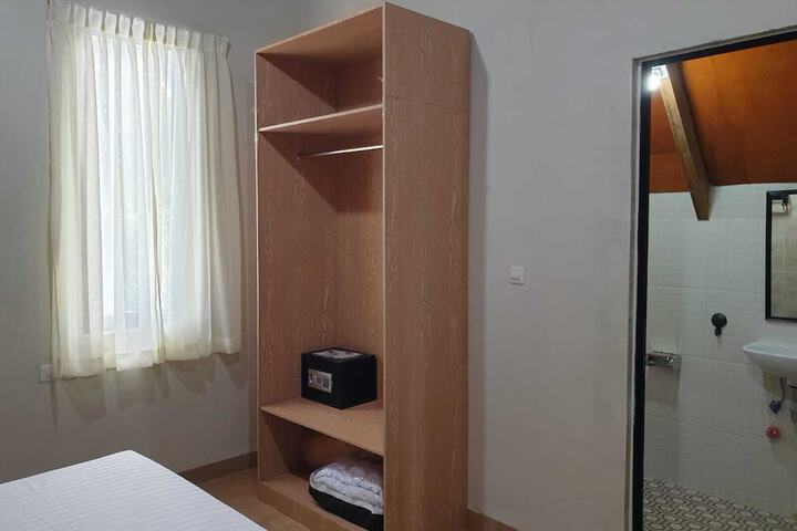 Room 4 of 18