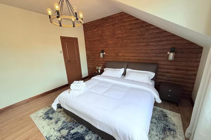 Room 6 of 63