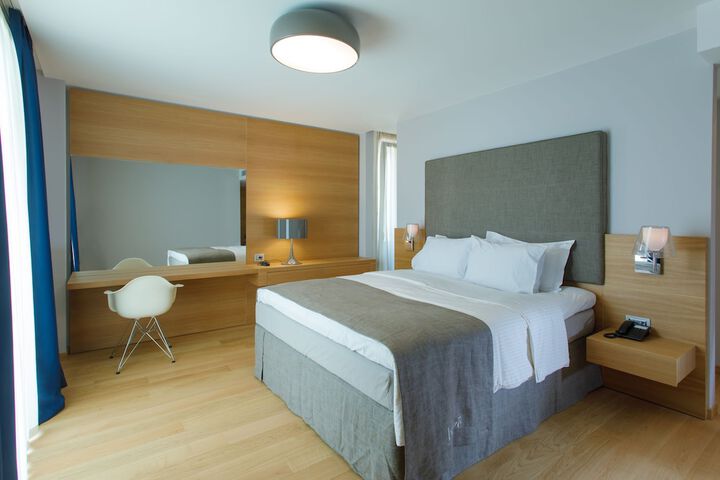 Room 6 of 42