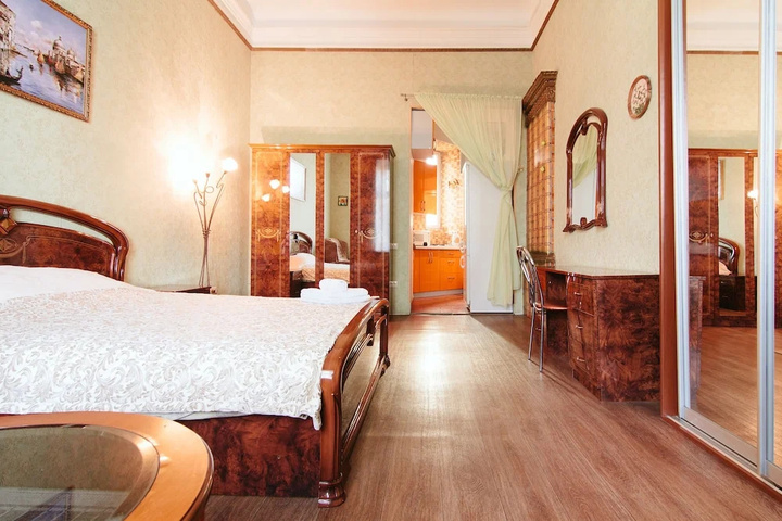 Room 4 of 12