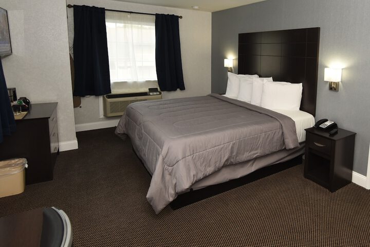 1 King Bed (17 of 33)