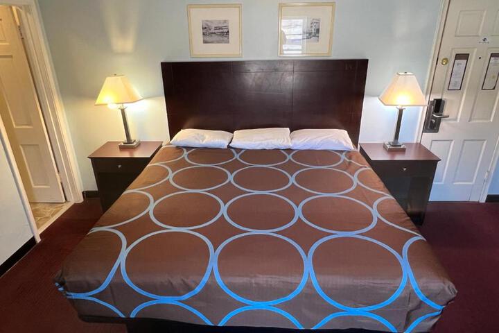 Classic King Bed (9 of 16)