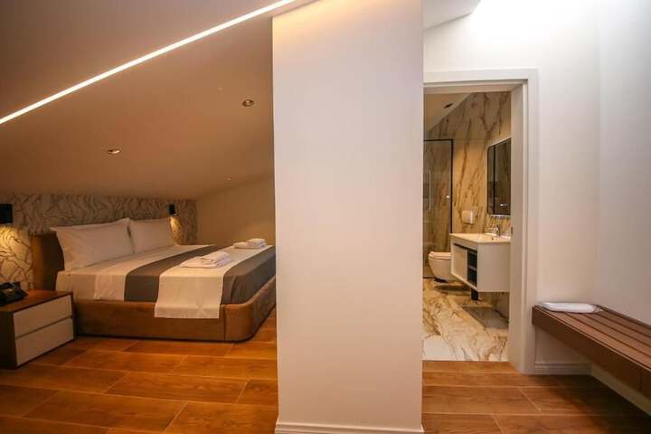 Room 35 of 108