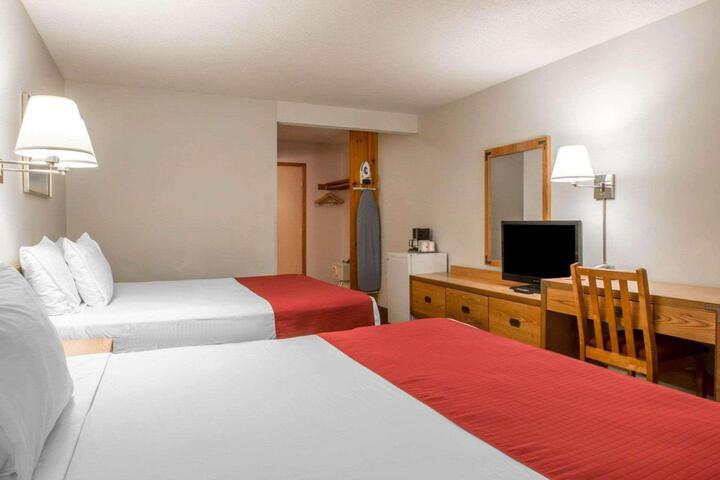1 Queen Bed (15 of 15)