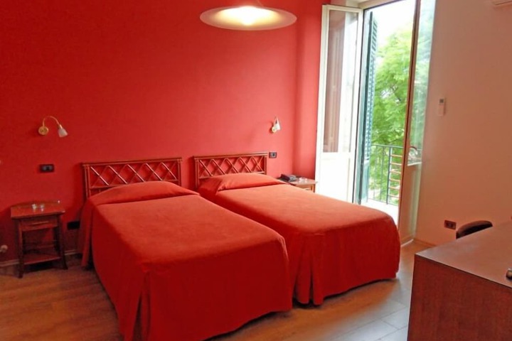 Room 4 of 32