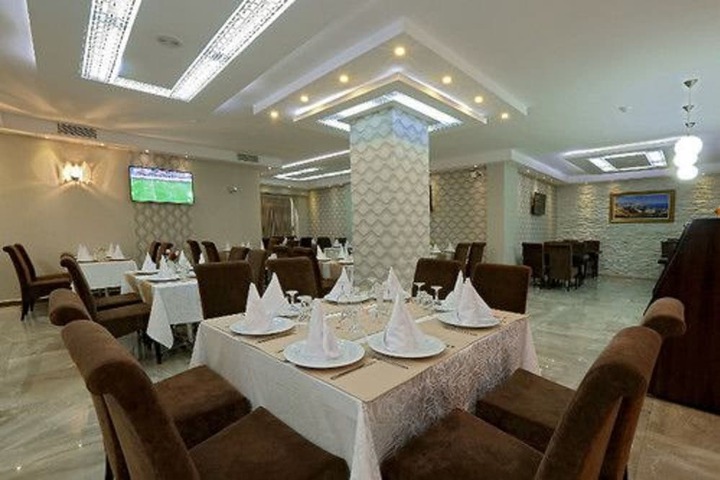Dining 16 of 19