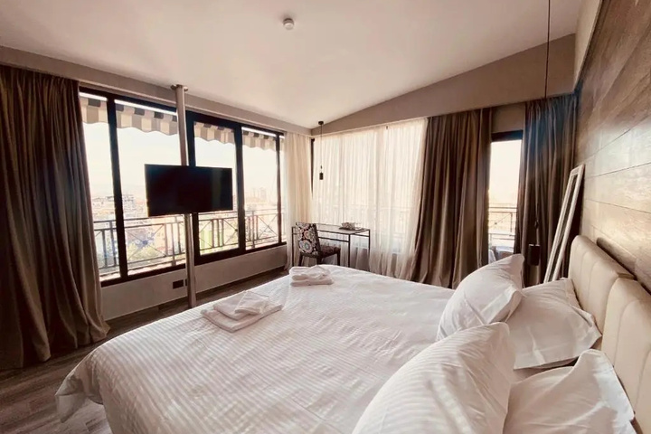 Room 3 of 10