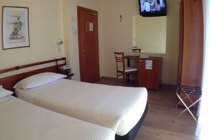 Room 10 of 34
