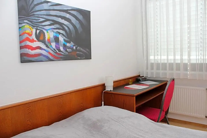 Room 5 of 12