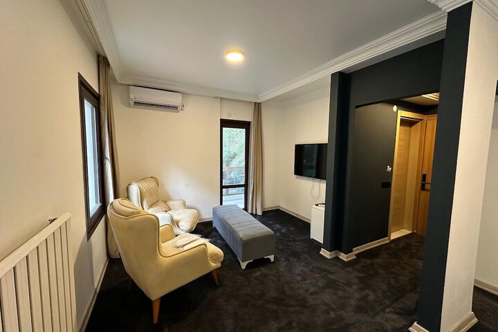 Room 12 of 104