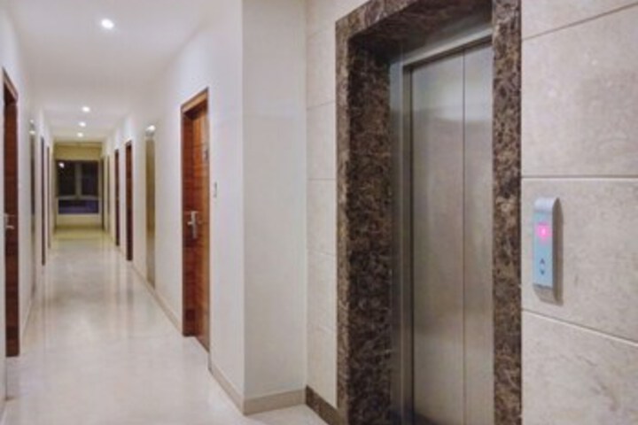 Ballroom/Hall 12 of 24