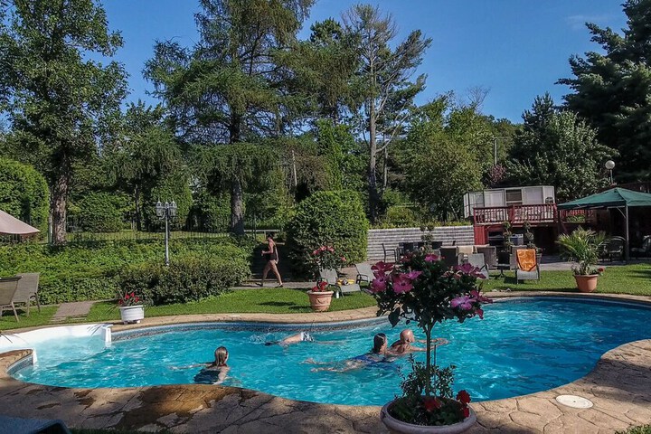 Swimming pool at Auberge Villa Bellerive