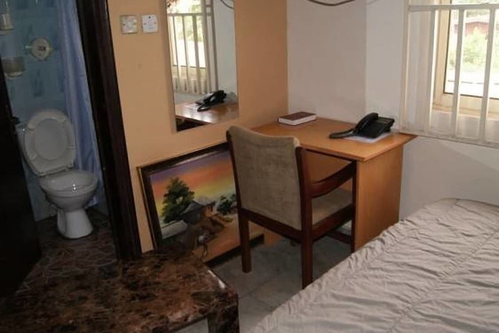 Room 4 of 9