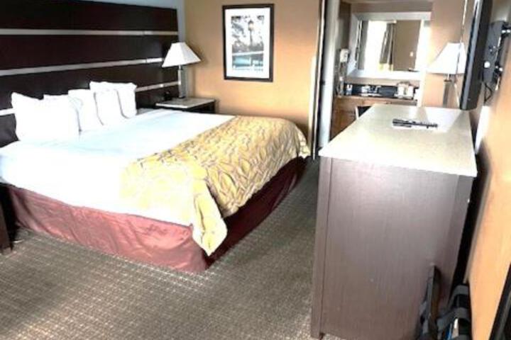 1 King Bed (5 of 10)