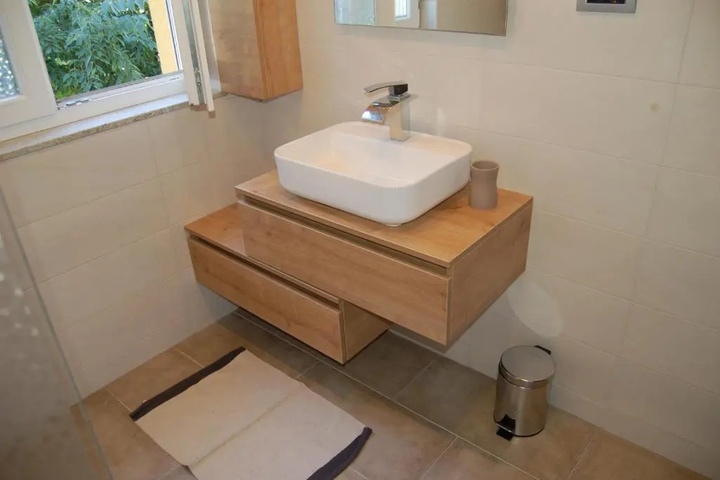 Room 5 of 6