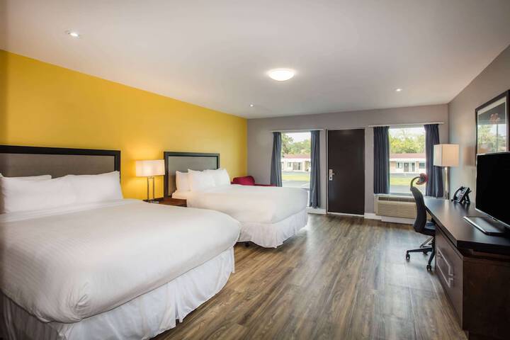 2 Queen Beds Lakeside West Wing (4 of 9)