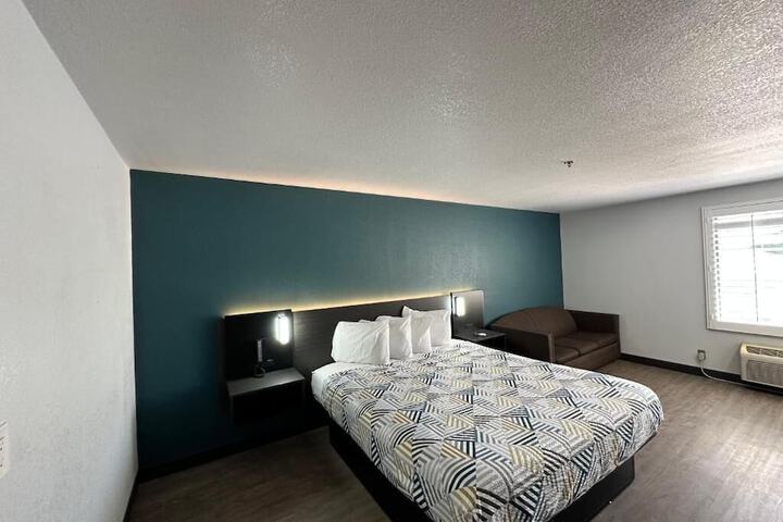 Room 4 of 6
