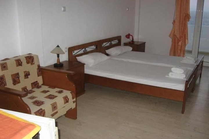 Room 10 of 32