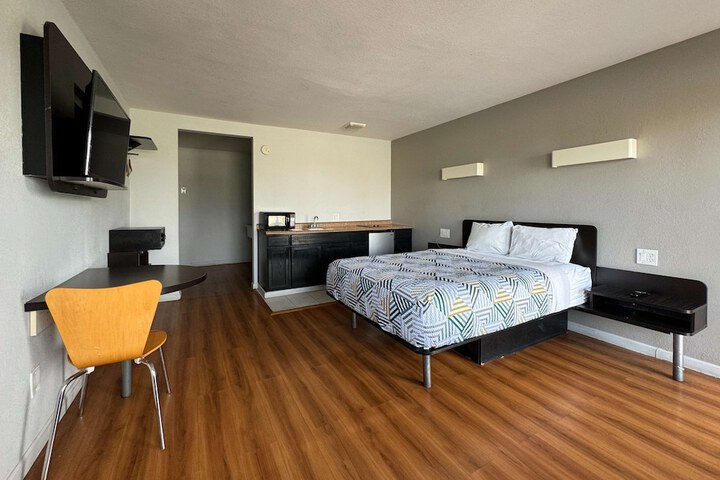 1 Queen Bed Micfridge (30 of 37)