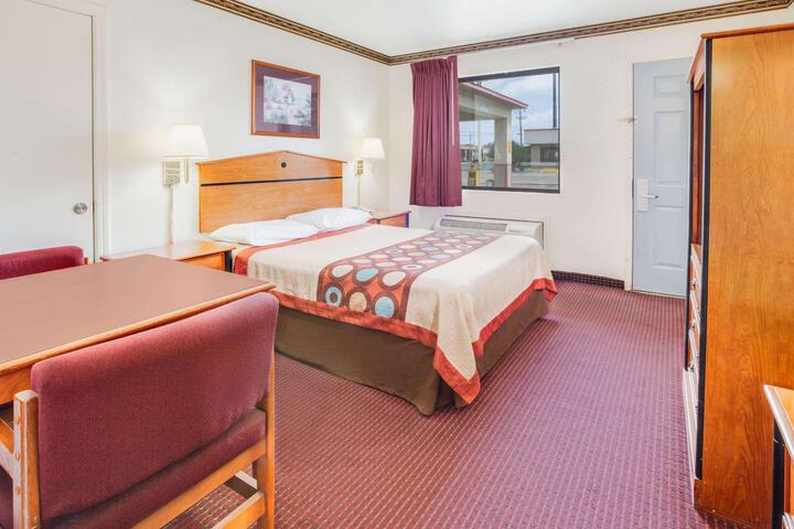 1 Queen Bed (7 of 9)