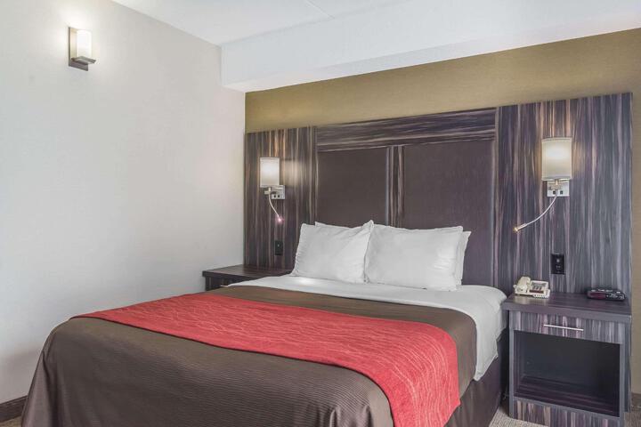 1 Queen Bed (14 of 16)