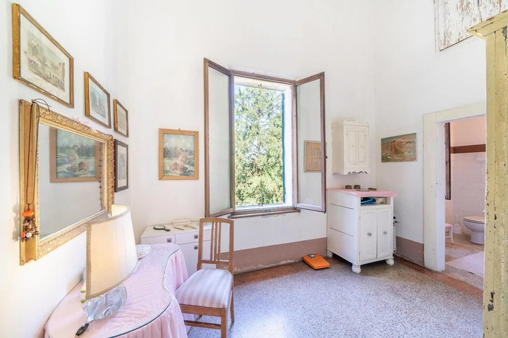 Room 2 of 18