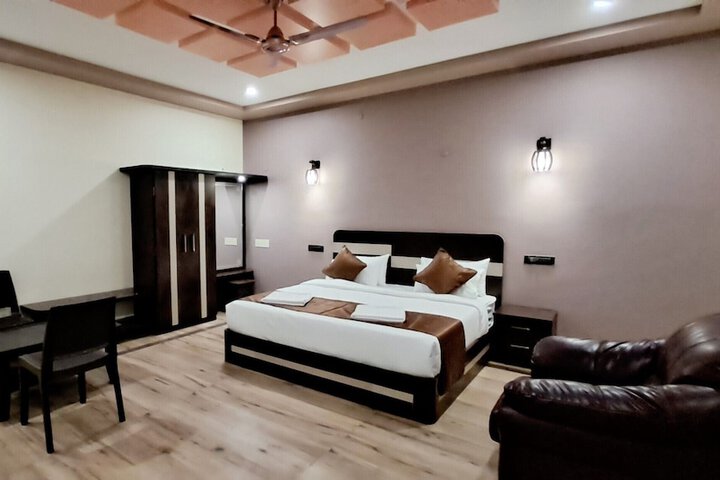 Room 6 of 9