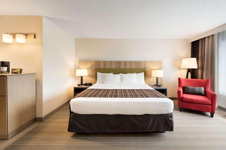 1 King Bed (5 of 9)