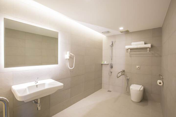 Room 15 of 26