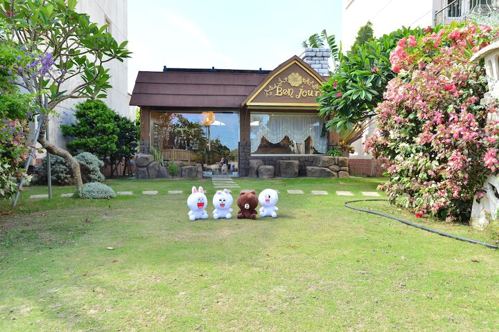 Check-in/check-out kiosk
