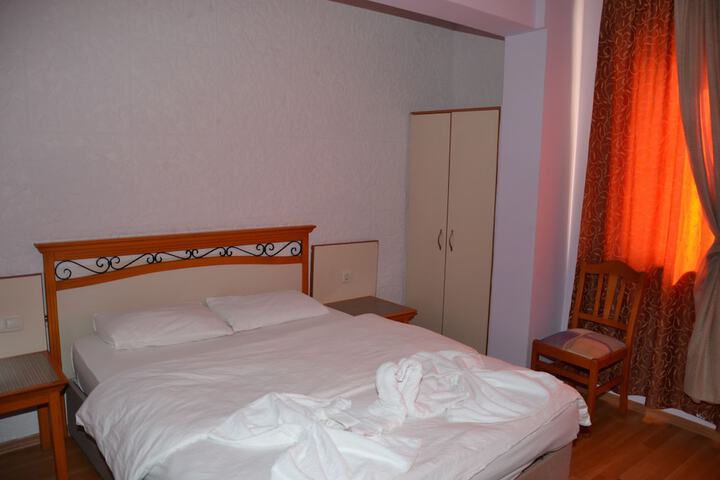 Room 6 of 28