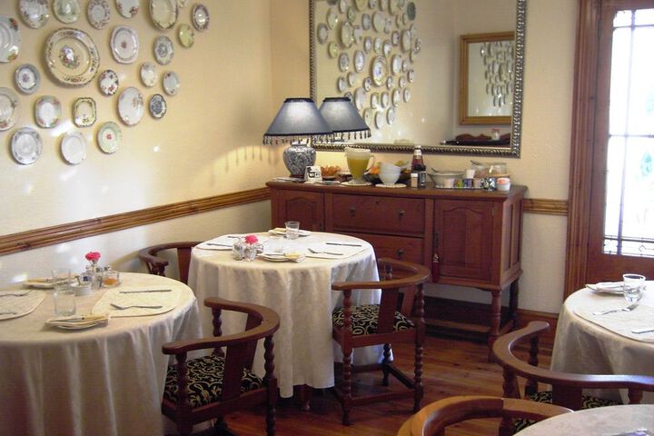 Dining 12 of 13