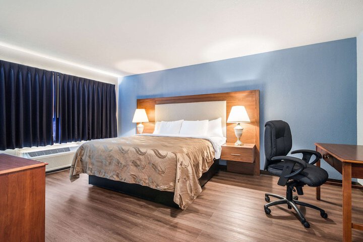 1 King Bed (10 of 42)