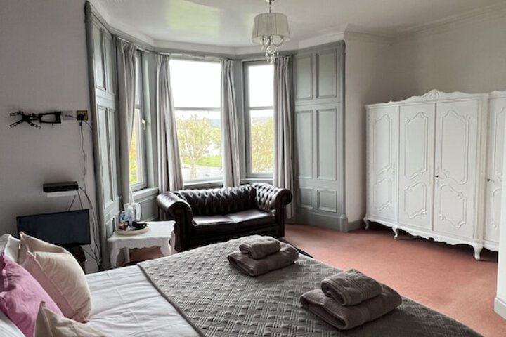 Room 9 of 14