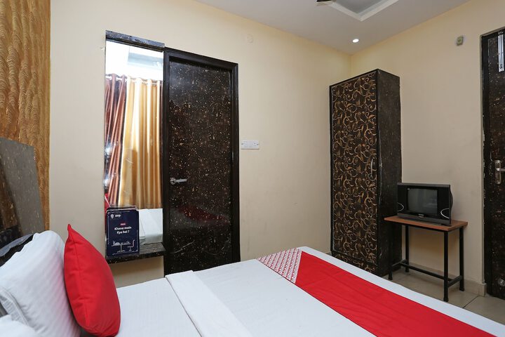 Room 10 of 32