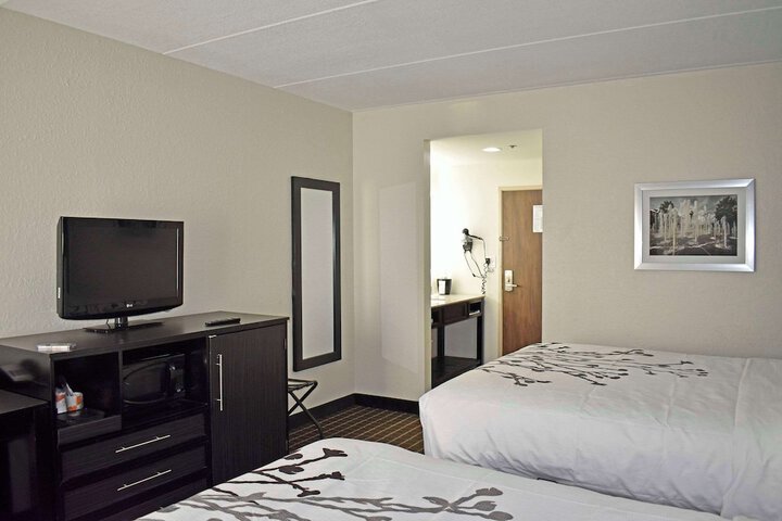 1 Queen Bed Accessible (26 of 31)