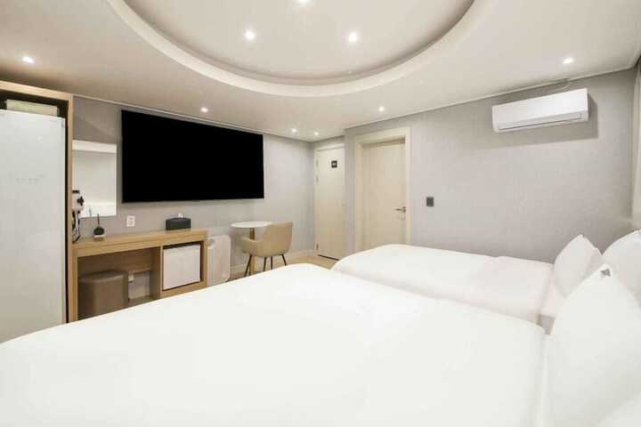 Room 33 of 53