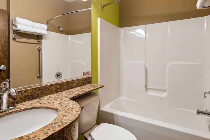 1 Queen Bed Flat Screen Television Microwave and Refrigerator High Speed Internet Accessible Full Breakfast (9 of 17)