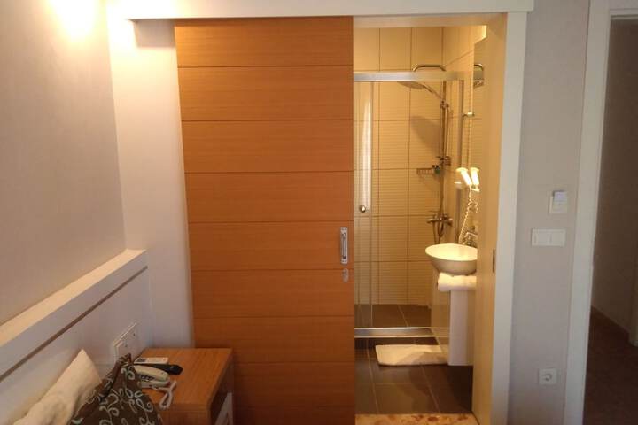 Room 8 of 123
