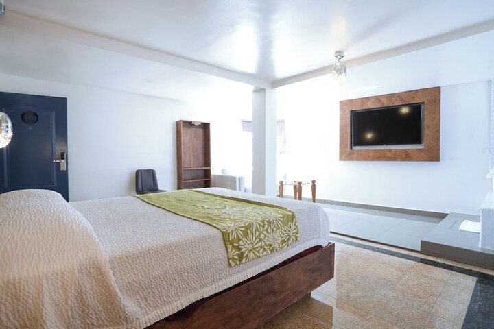 Superior Queen Bed (2 of 40)