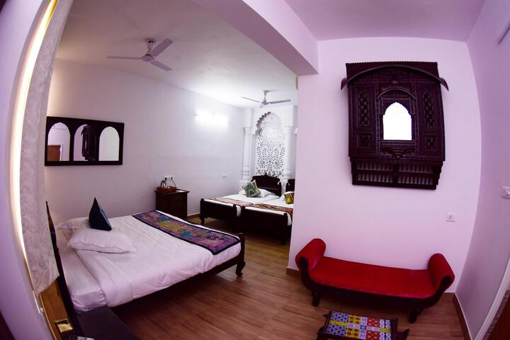 Room 7 of 18