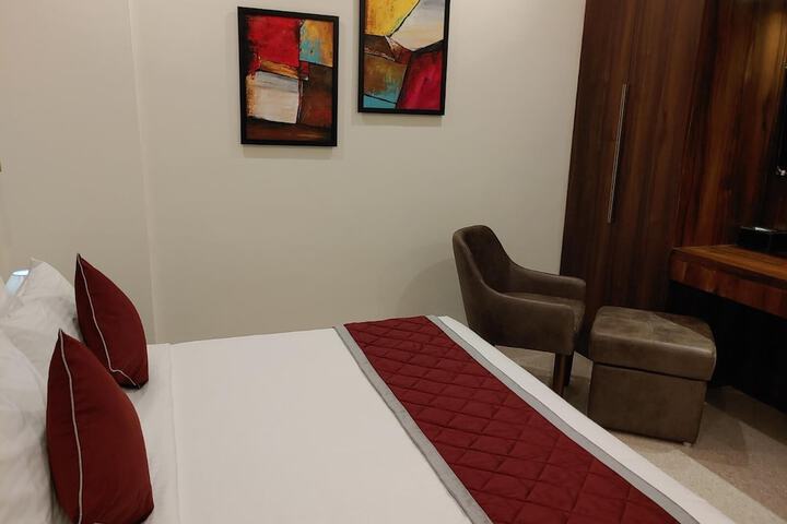 Room 11 of 18