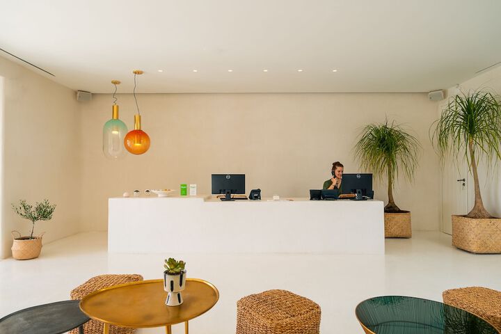 Lobby lounge